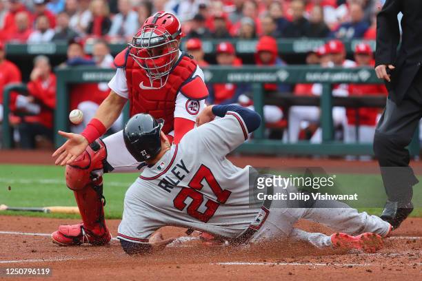 Matt Olson of the Atlanta Braves scores a run against Andrew Knizner of the St. Louis Cardinals in the first inning at Busch Stadium on April 5, 2023...