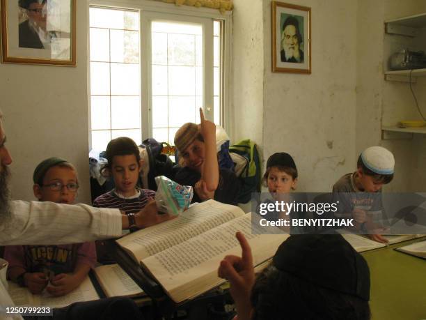 Photo prise par l'un des enfants de la famille Benyitzhak, le 23 juin 2003, de jeunes colons israéliens étudiant le Talmud dans une colonie d'Hebron....