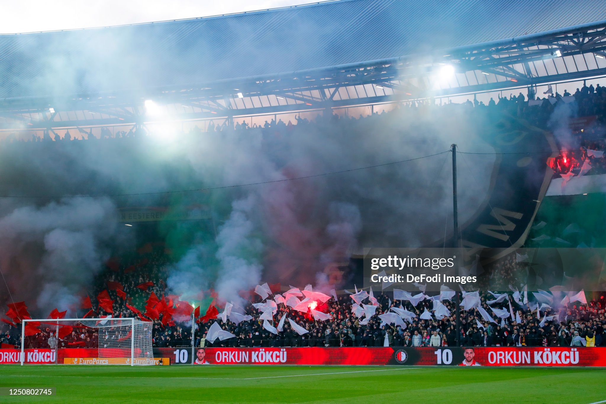 Ajax issues stadium bans and does not rule out the installation of nets in the Arena