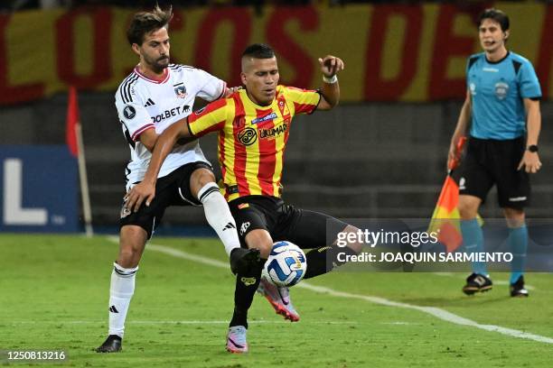 Colo-Colo's Argentine forward Agustin Bouzat and Deportivo Pereira's defender Carlos Ramirez vie for the ball during the Copa Libertadores group...