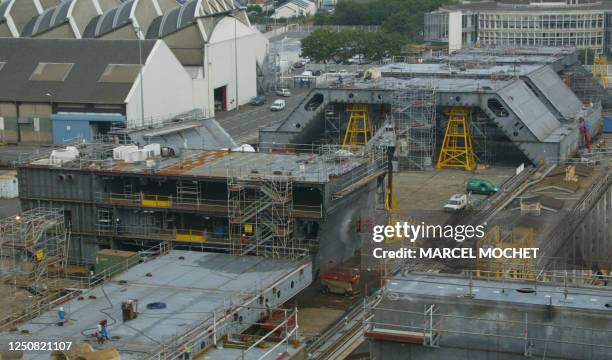 Photo des tronçons du plus grand méthanier du monde, le Provalys, durant sa construction au mois de mai 2004 aux Chantiers Navals de l'Atlantique à...