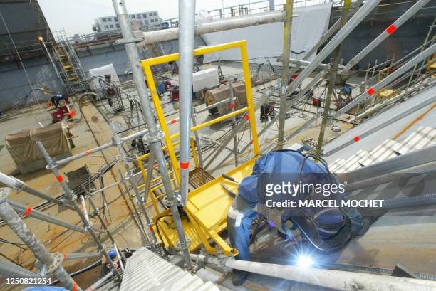 Un ouvrier soude une partie d'une cuve du plus grand méthanier du monde, le Provalys, durant sa construction au mois de mai 2004 aux Chantiers Navals...