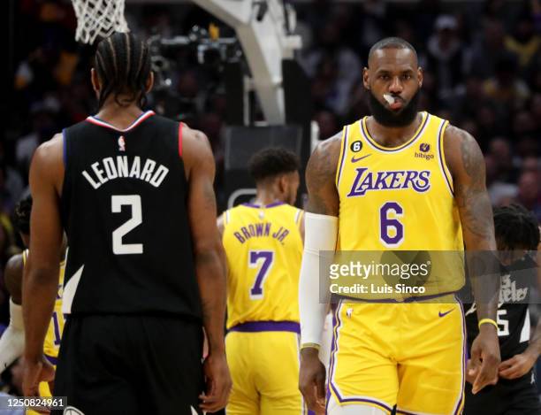Los Angeles, CA Clippers forward Kawhi Leonard, left, and Lakers forward LeBron James avoid making eye contact in the first quarter Tuesday night,...