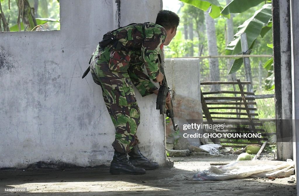 TOPSHOT-INDONESIA-ACEH-SOLDIER-ENGAGEMENT