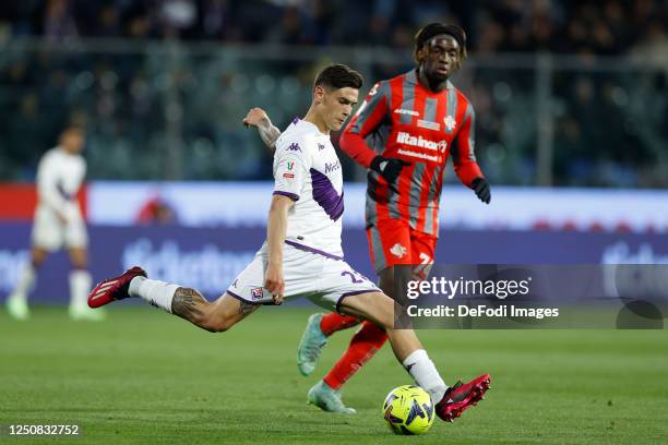 Lucas Martinez Quarta of ACF Fiorentina controls the ball during the Coppa Italia Semi Final match between US Cremonese and ACF Fiorentina at Stadio...