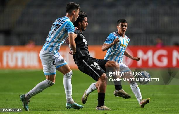 Magallanes' midfielder Alfred Canales and Botafogo's midfielder Gabriel Pires vie for the ball during the Copa Sudamericana group stage first leg...