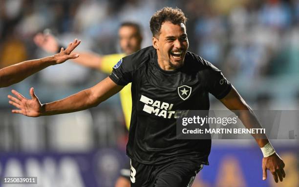 Botafogo's midfielder Carlos Eduardo celebrates after scoring during the Copa Sudamericana group stage first leg football match between Magallanes...