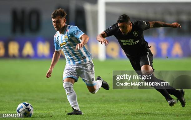 Magallanes' midfielder Manuel Vicuna and Botafogo's defender Rafael vie for the ball during the Copa Sudamericana group stage first leg football...