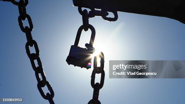 break the chain of oppression - losbreken stockfoto's en -beelden