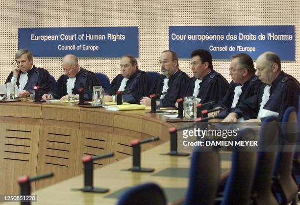 Le président de la 3ème chambre de la cour européenne des droits de l'Homme, le Français Jean-Paul Costa , entouré du Britannique Sir Nicolas Bratza...
