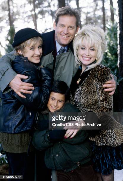 Unlikely Angel, a CBS made for TV movie, originally broadcast December 17, 1996. Pictured from left is Allison Mack , Brian Kerwin , Dolly Parton and...