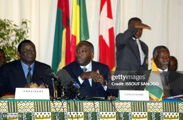 Presidents Gnassingbe Eyadema of Togo, Laurent Gbagbo of Ivory Coast and Thabo Mbeki of South Africa participate 23 October 2002 in Abidjan in a west...