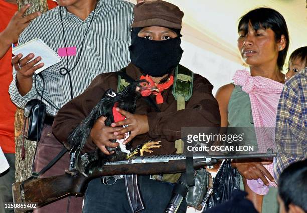 La comandanta "Erika" del Ejército Zapatistas de Liberación Nacional sostiene un gallo llamado "Pinguino", símbolo de las reuniones que lleva a cabo...