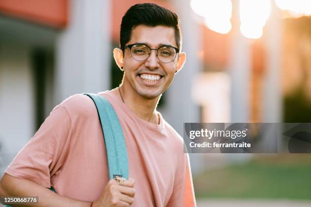 universitätsstudentenportrait auf dem campus - handsome mexican men stock-fotos und bilder