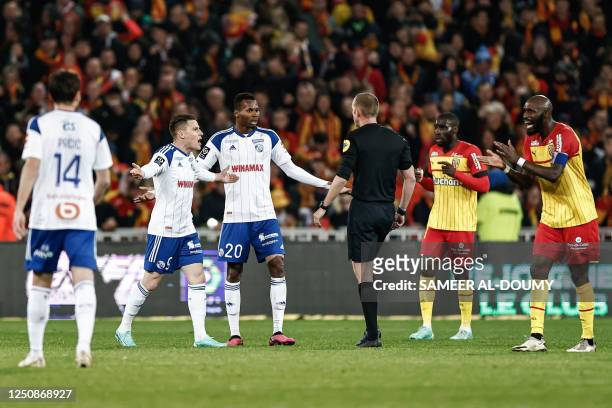 Strasbourg's Senegalese forward Habib Diallo and Strasbourg's French forward Kevin Gameiro remonstrate to the referee after their goal was disallowed...