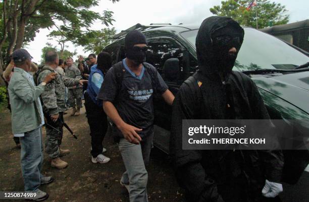 Some of four informants arrive at the hall of justice in Jolo Sulu, southern Philippines, 07 June 2007 to receive part of a reward of 10 million USD...