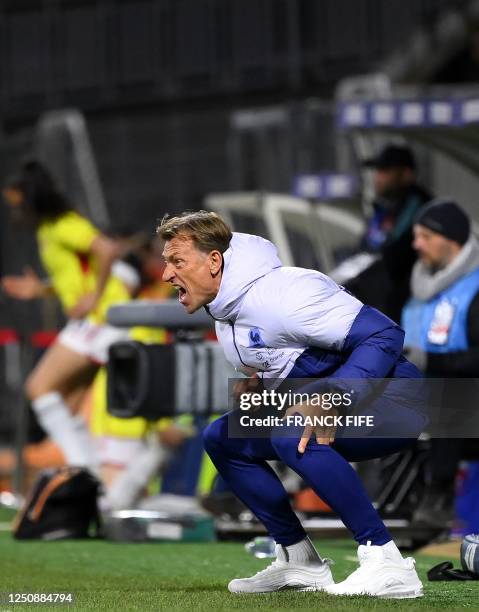 France's head coach Herve Renard shouts on the touchline during the women's international friendly football match between France and Colombia at...