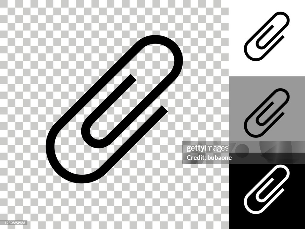 Icono de clip de papel en el fondo transparente del tablero de ajedrez