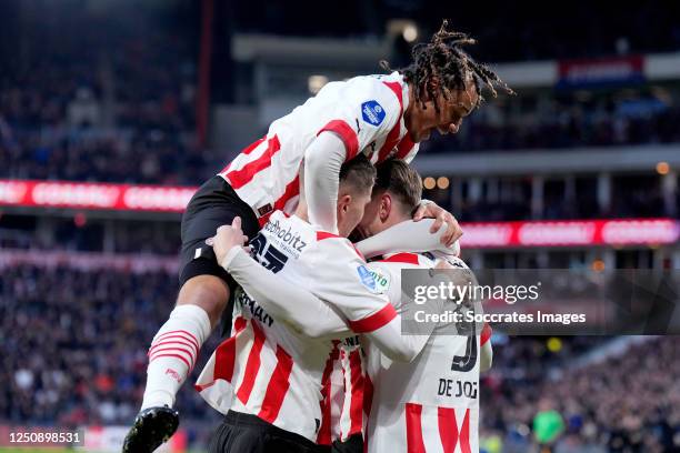 Luuk de Jong of PSV celebrates 1-0 with Patrick van Aanholt of PSV, Joey Veerman of PSV, Xavi Simons of PSV during the Dutch Eredivisie match between...