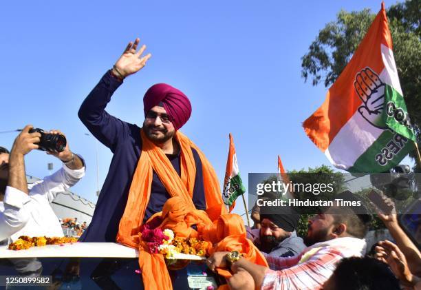 Congress workers and supporters warmly welcoming Former Punjab Pradesh Congress Committee president Navjot Singh Sidhu who has reached Amritsar first...