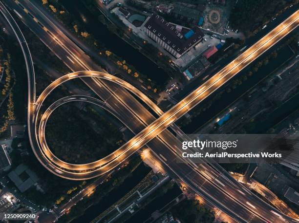 top-ansicht von überführung und stadtverkehr in der nacht - bridge abstract stock-fotos und bilder