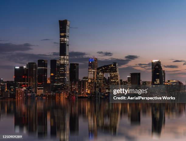 beijing urban skyline al anochecer - pekín fotografías e imágenes de stock