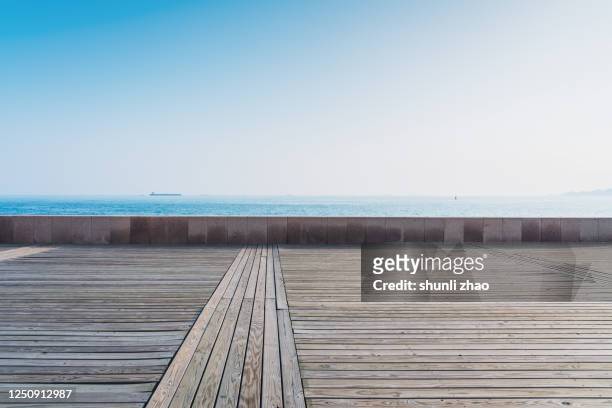 boardwalk by the sea - bulevar fotografías e imágenes de stock