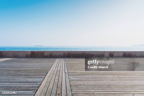 boardwalk by the sea - 木板行人路 個照片及圖片檔