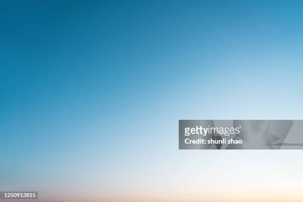 the gradient of the sky at sunset - blue texture photos et images de collection