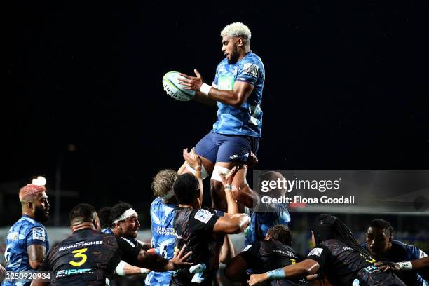 Hoskins Sotutu of the Blues wins lineout ball during the round 2 Super Rugby Aotearoa match between the Chiefs and the Blues at FMG Stadium Waikato...