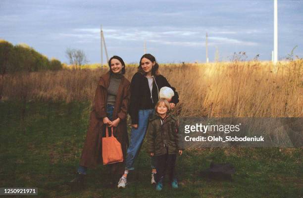 deux femmes avec le garçon de 4 ans se reposant à l’extérieur - 1980 photos et images de collection