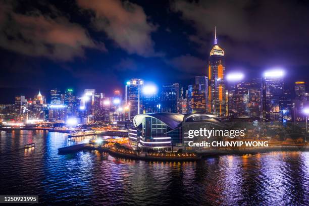 distrito financeiro de hong kong no crepúsculo - centro de convenção e exposição de hong kong - fotografias e filmes do acervo