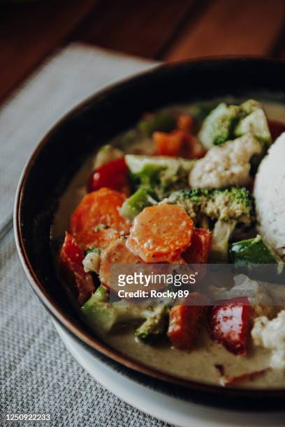 delicioso vegan verde tailandês curry com diferentes vegetais servidos em uma tigela na cidade do cabo - vegetarianism - fotografias e filmes do acervo