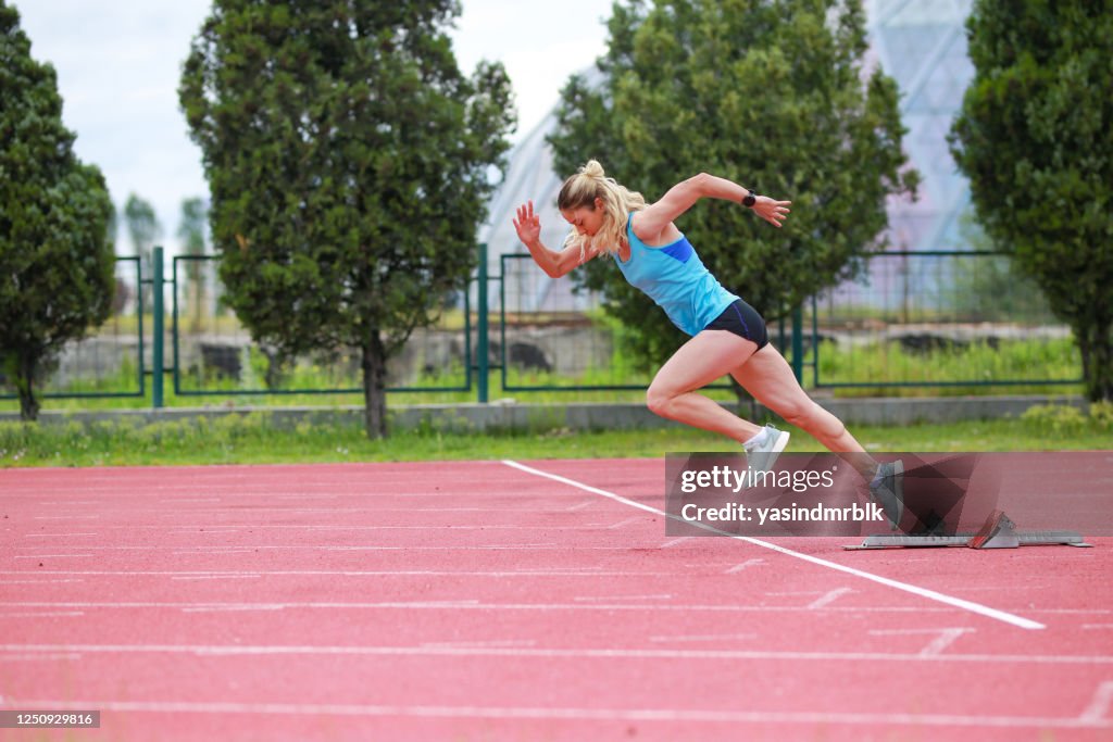 Leichtathlet explodiert im Stadion aus den Startlöchern
