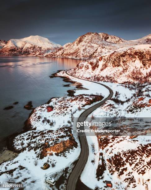 carretera sinuosa en norway - atlantic road norway fotografías e imágenes de stock