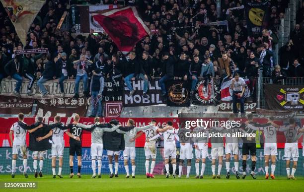 April 2023, Baden-Württemberg, Heidenheim: Soccer: 2nd Bundesliga, 1. FC Heidenheim - FC St. Pauli, Matchday 27 at Voith Arena. St. Pauli players...