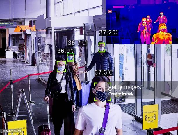 misurazione della temperatura al terminal dell'aeroporto, immagine termica - airport security foto e immagini stock