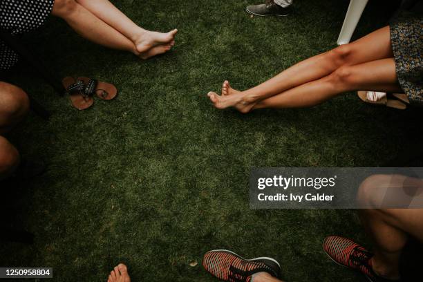 füsse beine von menschen bei einer gartenparty gartenfest - människolem bildbanksfoton och bilder