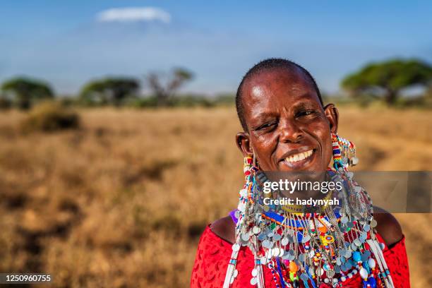 african woman carrying her baby, kenya, east africa - a beautiful masai woman imagens e fotografias de stock