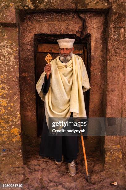 sacerdote cattolico delle chiese scavate nella roccia di lalibela. etiopia, africa orientale - lalibela foto e immagini stock
