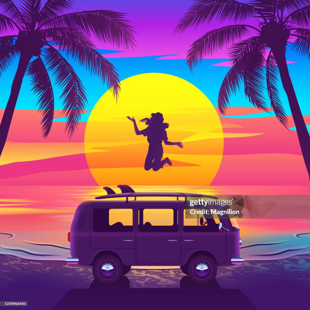 Uitstekend retro surfplankje met een surfplank op het dak, en een meisje dat bij zonsondergang op een mooi strand met palmbomen springt