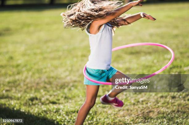 mooi meisje met hoelahoep - class hula hoop stockfoto's en -beelden