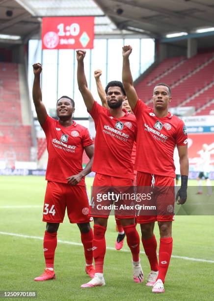 Robin Quaison of Mainz celebrates scoring his team's first goal as his raises his hand in salute with Jeremiah St. Juste and Bote Baku during the...