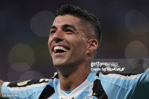 Gremio's Uruguayan forward Luis Suarez celebrates after scoring a goal from the penalty spot during the second leg final match of the Rio Grande do...