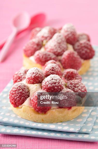 little raspberry tart - framboises stock-fotos und bilder