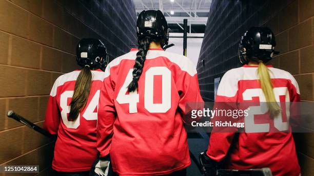 woman hockey player - ice hockey uniform imagens e fotografias de stock