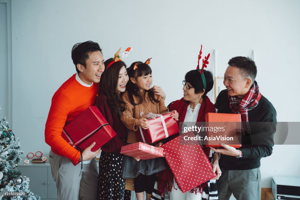 楽しいクリスマスアクセサリーを身に着けている楽しい多世代のアジアの家族は一緒にクリスマスを祝う家族の絆の時間を楽しみながら喜んで笑顔と クリスマスプレゼントを交換 ストックフォト Getty Images 楽しいクリスマスアクセサリーを身に着けている楽しい多世代のアジアの家族は一緒にクリスマスを祝う家族の絆の時間を楽しみながら喜んで笑顔と クリスマスプレゼントを交換 ストックフォト Getty Images