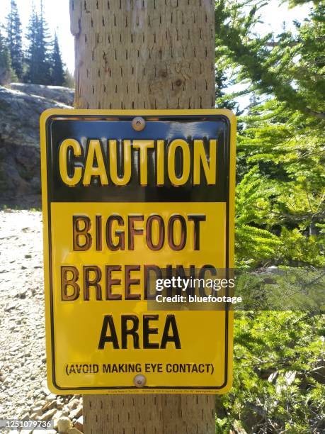 Yeti Inside Sign Yeti Sign Photos et images de collection - Getty Images