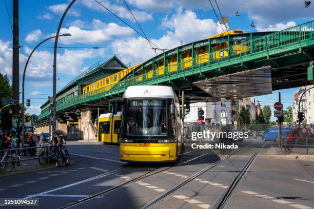 gelbe straßenbahn am berliner prenzlauer berg - prenzlauer berg stock-fotos und bilder