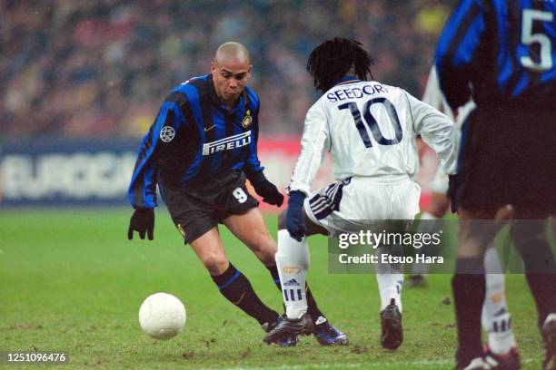 Ronaldo of Inter Milan takes on Clarence Seedolf of Real Madrid during the UEFA Champions League Group C match between Inter Milan and Real Madrid at...